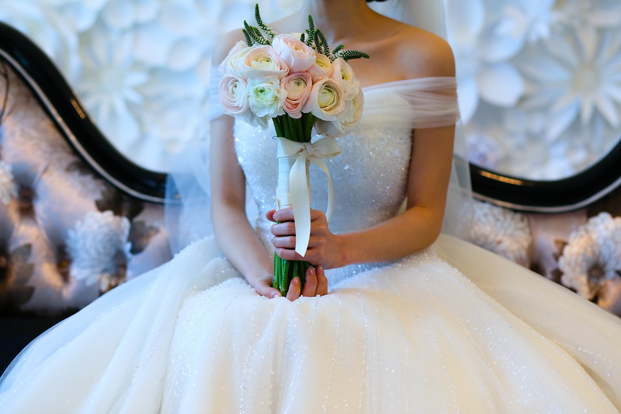 敬酒服造型最新款，引领婚纱礼服时尚潮流的设计趋势